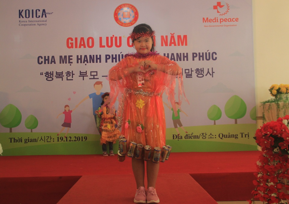 Xúc động màn trình diễn thời trang của trẻ em khuyết tật - 5