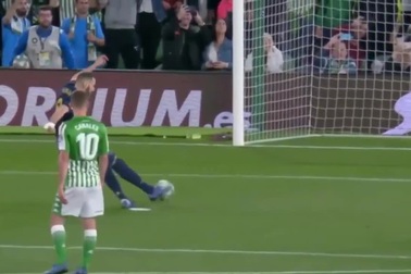 Thua sốc Betis, Real Madrid mất ngôi đầu bảng vào tay Barcelona