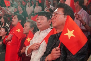 Khán giả vẫy cờ, hát Quốc ca khi xem vở diễn của Nhà hát Kịch Việt Nam - 11