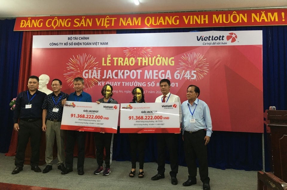 Một nữ kế toán và một bà nội trợ cùng trúng độc đắc khủng hơn 91 tỷ đồng - 1 Một nữ kế toán và một bà nội trợ cùng trúng độc đắc khủng hơn 91 tỷ đồng - 1