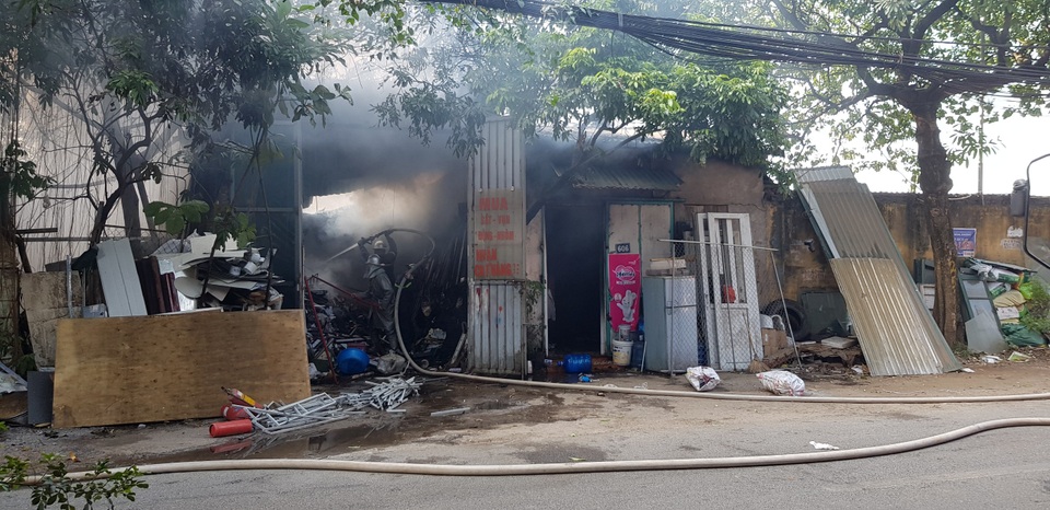 Hà Nội: Bãi phế liệu bốc cháy ngùn ngụt, 1 chiến sĩ cứu hỏa bị thương - 2 Hà Nội: Bãi phế liệu bốc cháy ngùn ngụt, 1 chiến sĩ cứu hỏa bị thương - 2