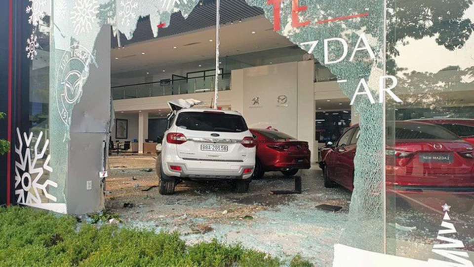 Nữ tài xế đại náo showroom ô tô, tông 1 người nguy kịch - 1 Nữ tài xế đại náo showroom ô tô, tông 1 người nguy kịch - 1
