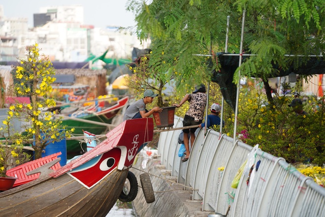 Một lần đi chợ hoa trên bến dưới thuyền độc, lạ nhất Sài Gòn - 36 Một lần đi chợ hoa trên bến dưới thuyền độc, lạ nhất Sài Gòn - 36