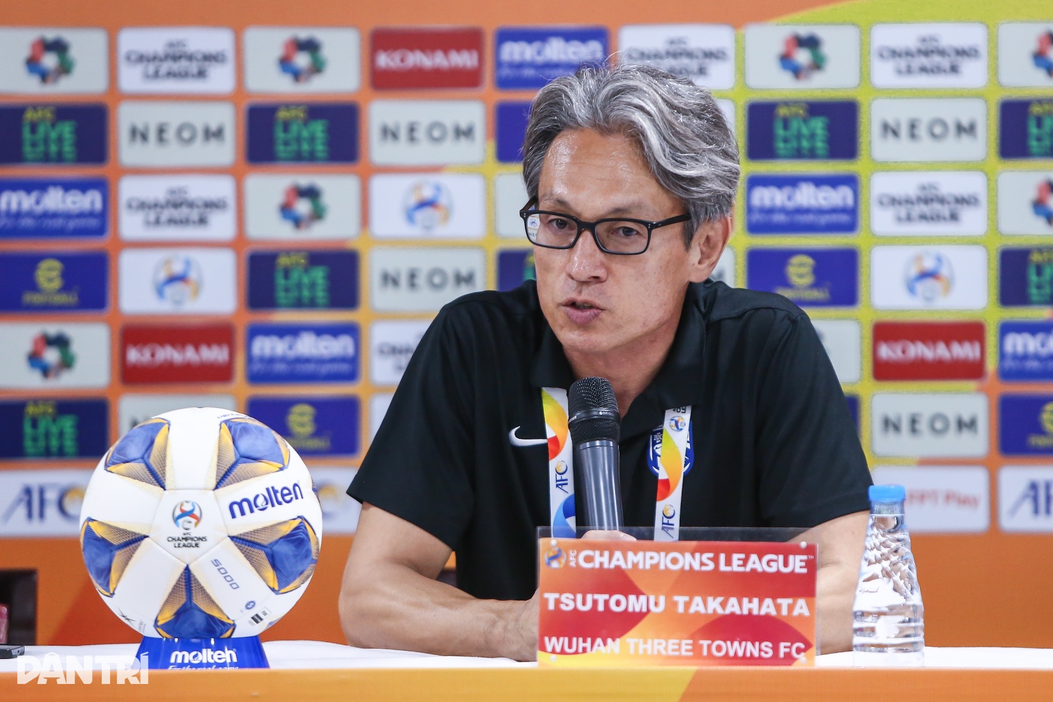 Time da casa perdeu para o Hanoi FC, técnico do Wuhan Three Towns culpou o estádio My Dinh - 1 Đội nhà thua Hà Nội FC, HLV Wuhan Three Towns đổ lỗi cho sân Mỹ Đình - 1