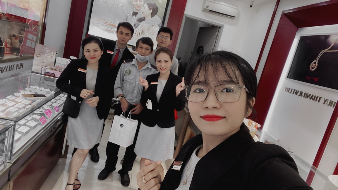 Lần đầu được tổ chức sinh nhật, chú bảo vệ U60 ở Sài Gòn rưng rưng thổi nến - 3 Lần đầu được tổ chức sinh nhật, chú bảo vệ U60 ở Sài Gòn rưng rưng thổi nến - 3