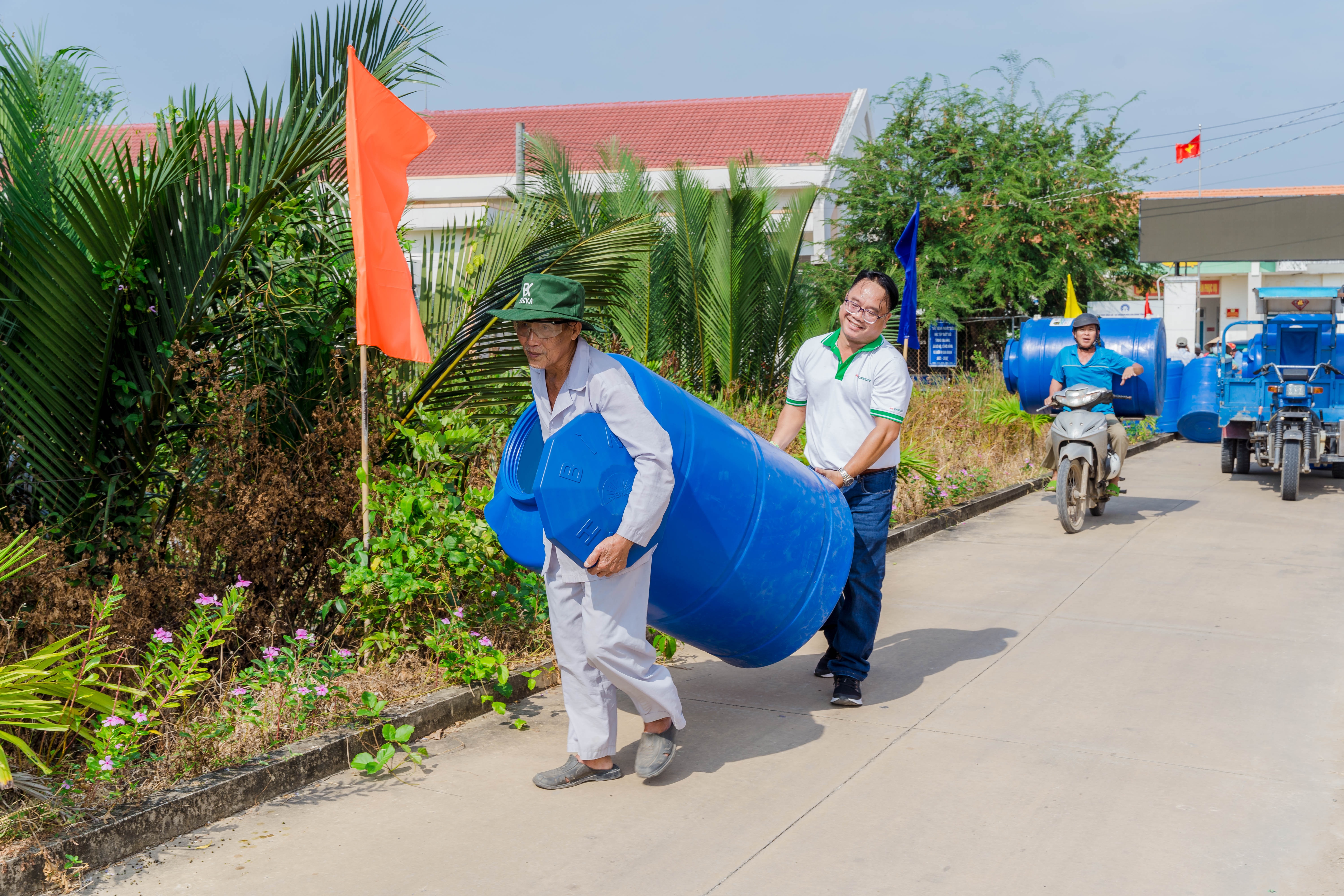 Crédito FE lleva tanques de agua a personas en zonas de sequía y salinidad - 2 FE Credit mang bồn chứa nước đến với bà con vùng hạn mặn - 2