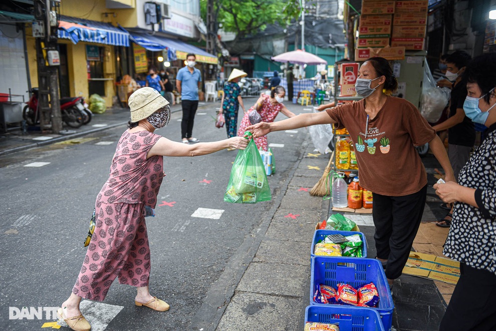 Tiểu thương hét khản cổ nhắc khách giãn cách, ai vi phạm từ chối bán - 4
