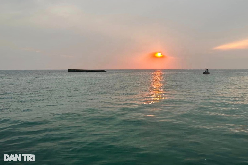 Thợ lặn, thiết bị bay tìm nạn nhân mất tích trên biển Quảng Ngãi - 2 Thợ lặn, thiết bị bay tìm nạn nhân mất tích trên biển Quảng Ngãi - 2