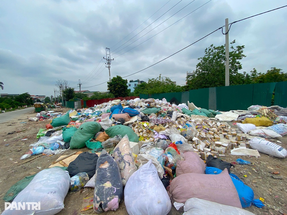 Bãi rác ở La Phù chất đống bánh kẹo nhãn hiệu lạ, thực phẩm hết hạn - 2 Bãi rác ở La Phù chất đống bánh kẹo nhãn hiệu lạ, thực phẩm hết hạn - 2