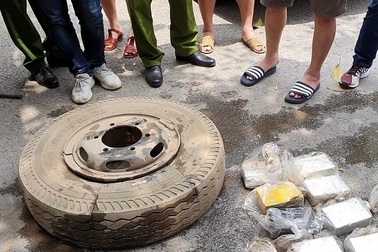 Bắt 4 đối tượng giấu 16 bánh heroin trong lốp xe ô tô