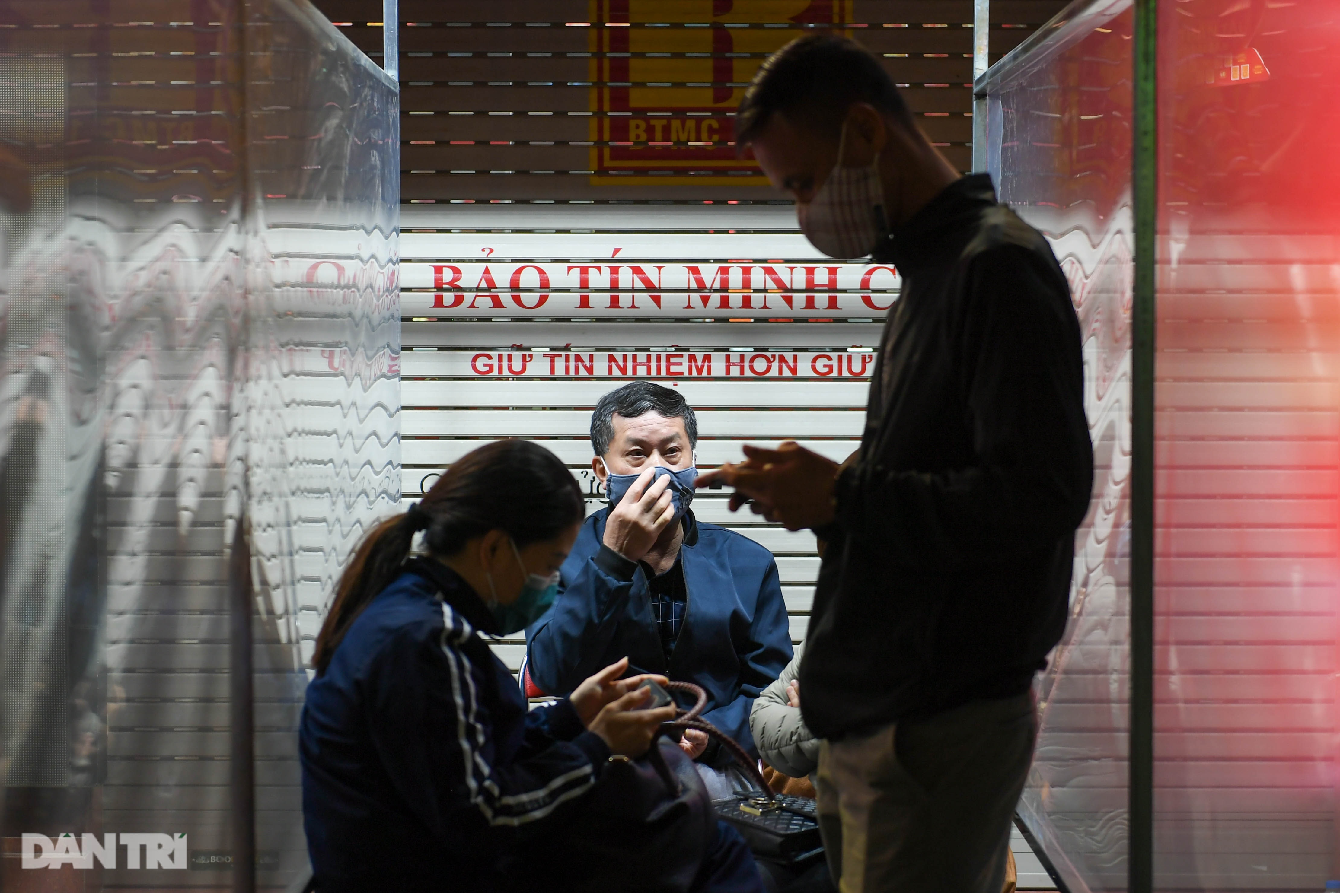 Người dân Hà Nội xếp hàng từ 3h sáng mua vàng ngày vía Thần Tài - 1