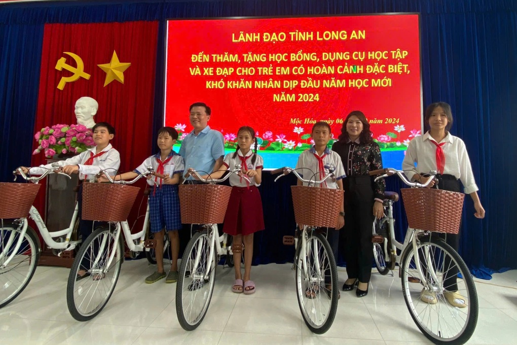 Học sinh đặc biệt khó khăn ở Long An vui mừng nhận quà năm học mới - 1 Học sinh đặc biệt khó khăn ở Long An vui mừng nhận quà năm học mới - 1