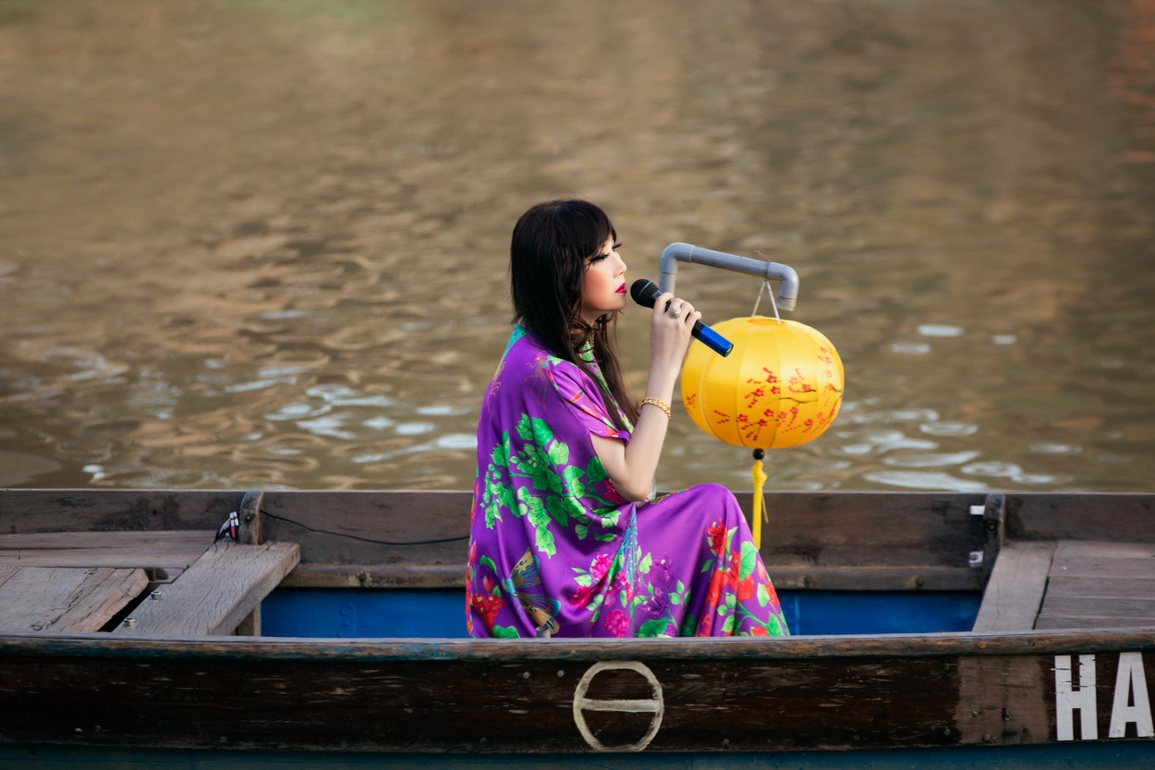 Danh ca Bảo Yến hát trên sông, Minh Tú cùng dàn mẫu lội nước catwalk - 8