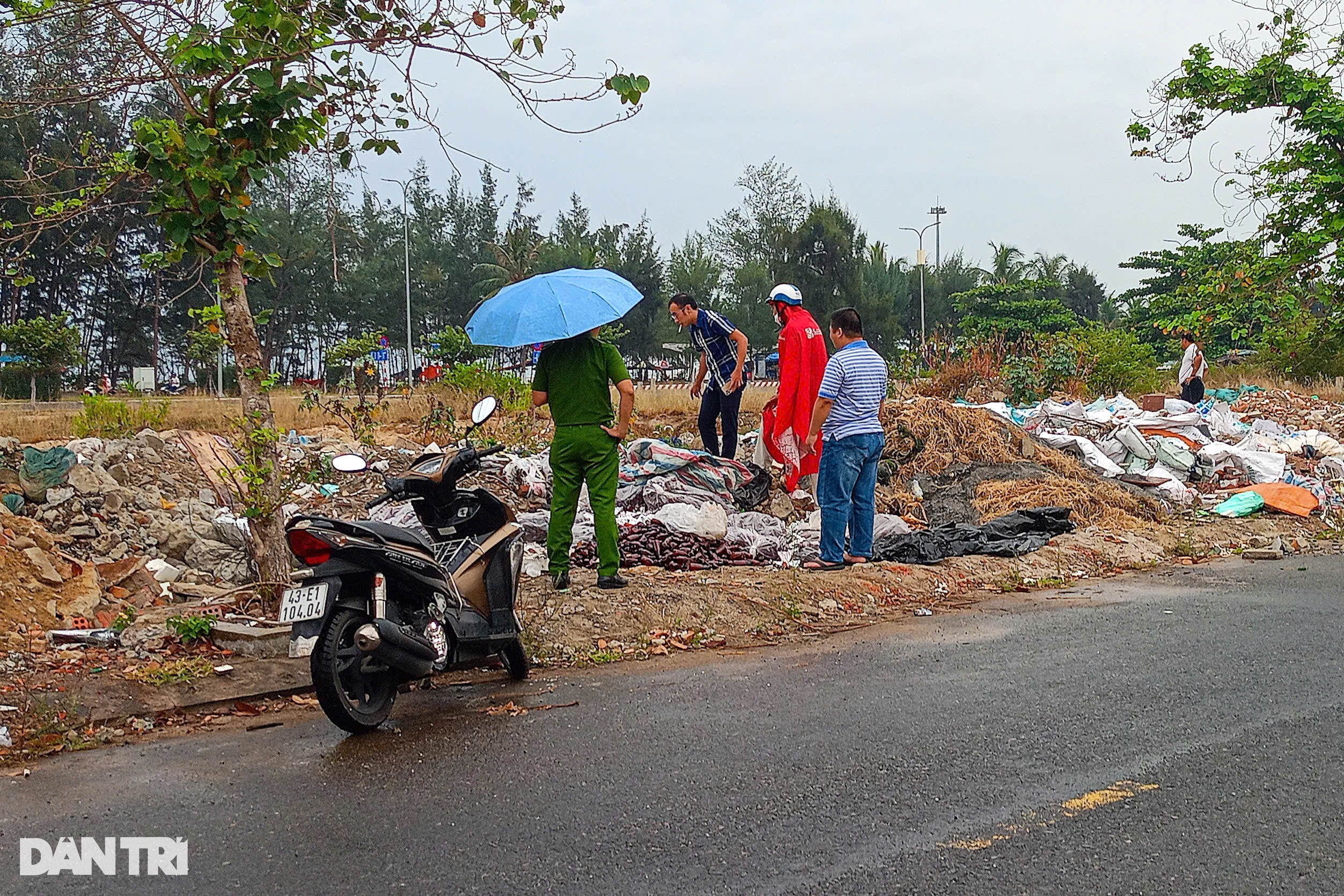 Lượng lớn thuốc tân dược còn hạn sử dụng bị đổ bên đường ở Đà Nẵng - 3