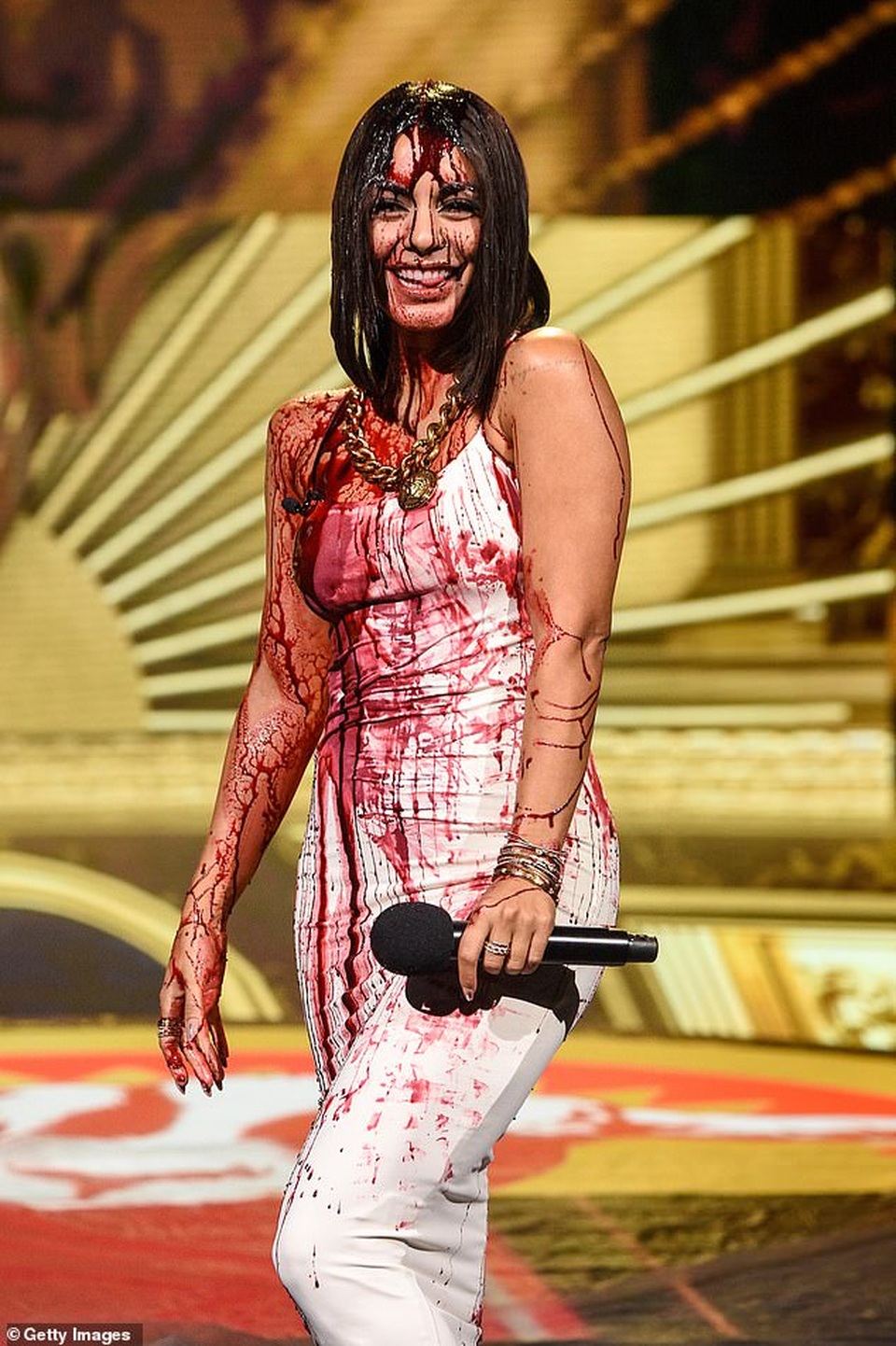 Vanessa Hudgens thay 6 bộ đồ gợi cảm khi làm MC - 10 Vanessa Hudgens thay 6 bộ đồ gợi cảm khi làm MC - 10