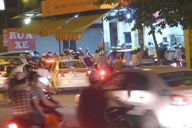 Dân chen chúc mua xăng "chạy" giá mới