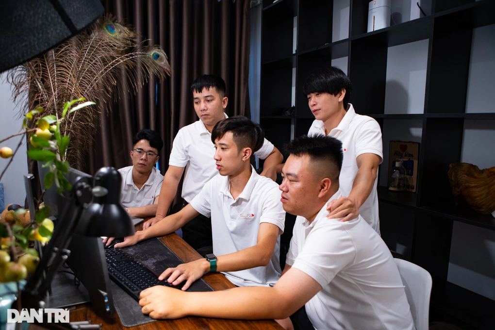 Những chàng trai ở Hà Nội xuyên đêm phục dựng hàng trăm bức ảnh liệt sĩ - 1 Những chàng trai ở Hà Nội xuyên đêm phục dựng hàng trăm bức ảnh liệt sĩ - 1