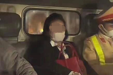 Nữ tài xế "dính" cồn trên phố Trần Cung bị phạt thêm 11 triệu đồng