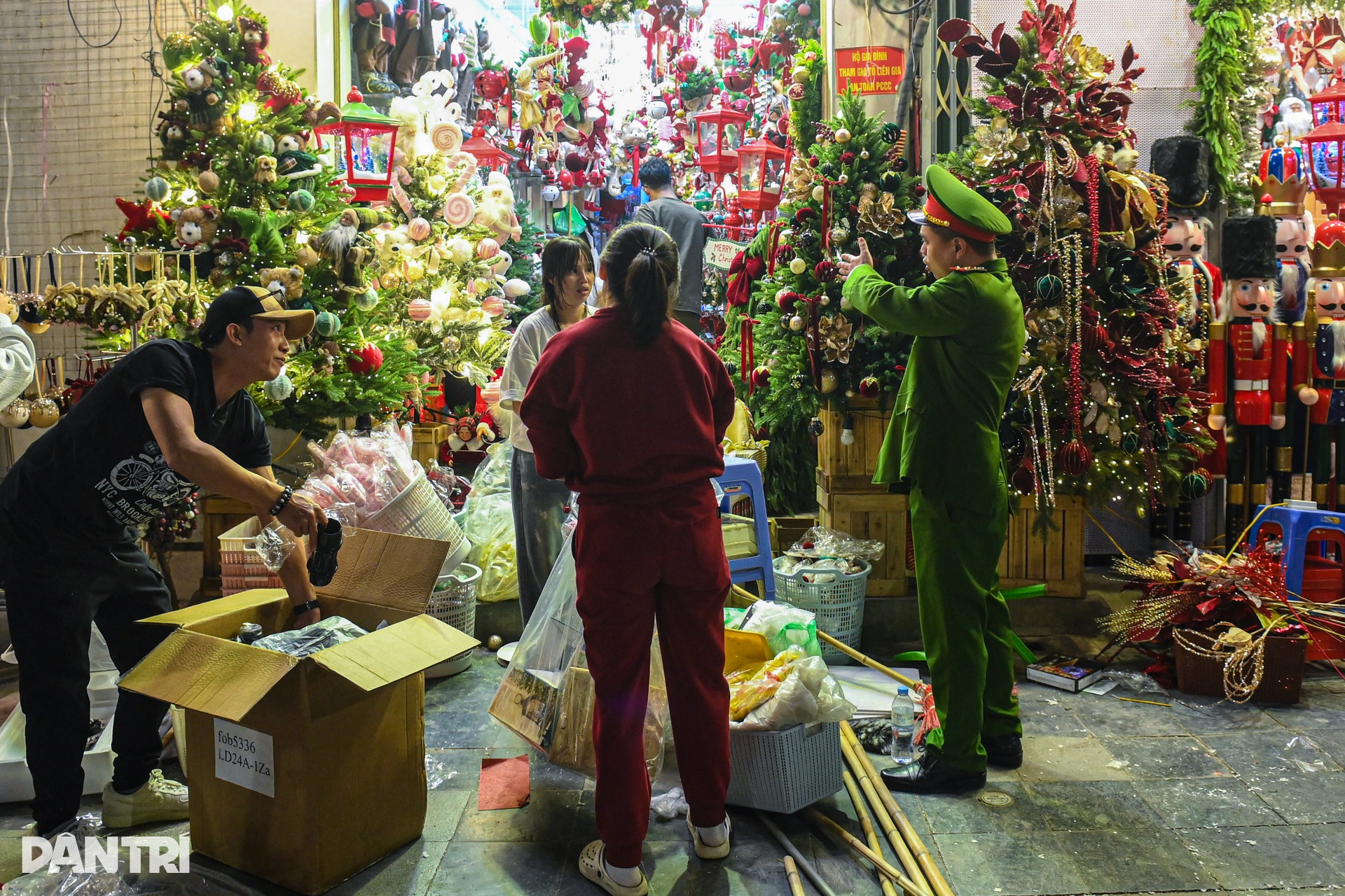 Xuyên đêm tháo mái che, mái vẩy và dọn dẹp vỉa hè trên phố Hàng Mã - 3