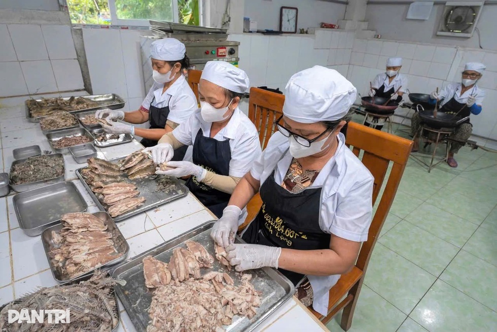Làm ruốc cá rô tiến vua bán Tết giúp người đàn ông đổi đời - 3 Làm ruốc cá rô tiến vua bán Tết giúp người đàn ông đổi đời - 3