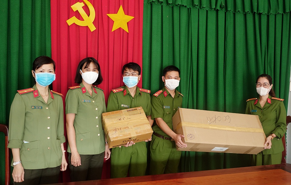 Các nữ cảnh sát điều tra chung tay trong phòng, chống dịch Covid – 19 - 1 Các nữ cảnh sát điều tra chung tay trong phòng, chống dịch Covid – 19 - 1