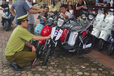 Bán xe điện nhái tràn lan, nhiều cơ sở kinh doanh bị "sờ gáy"