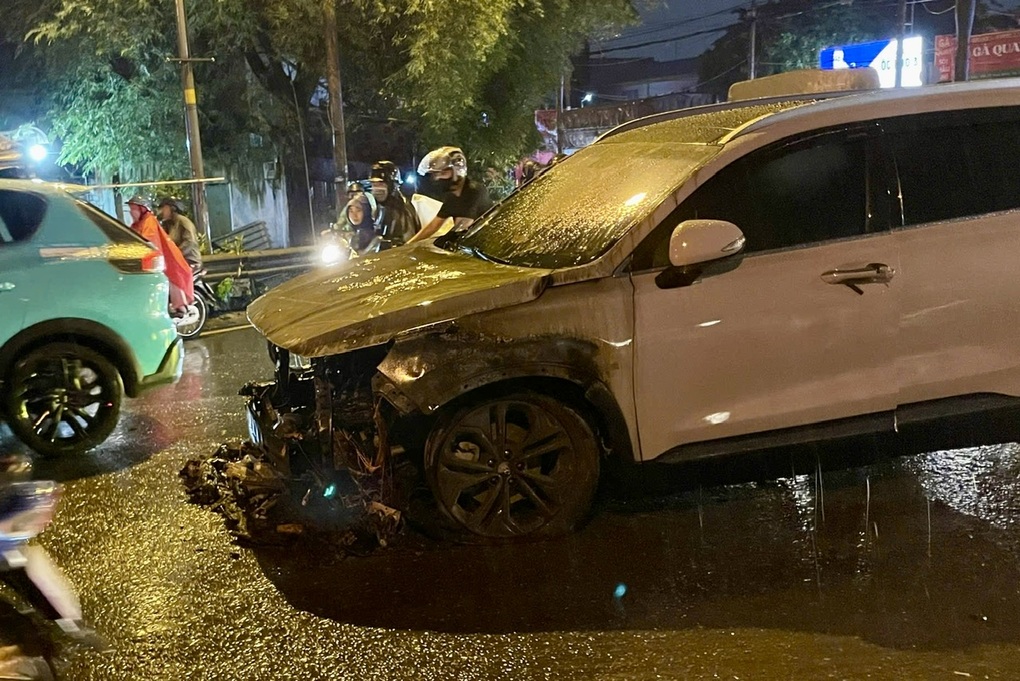 Cảnh sát dập tắt đám cháy ô tô trong cơn mưa ở TPHCM - 2 Cảnh sát dập tắt đám cháy ô tô trong cơn mưa ở TPHCM - 2