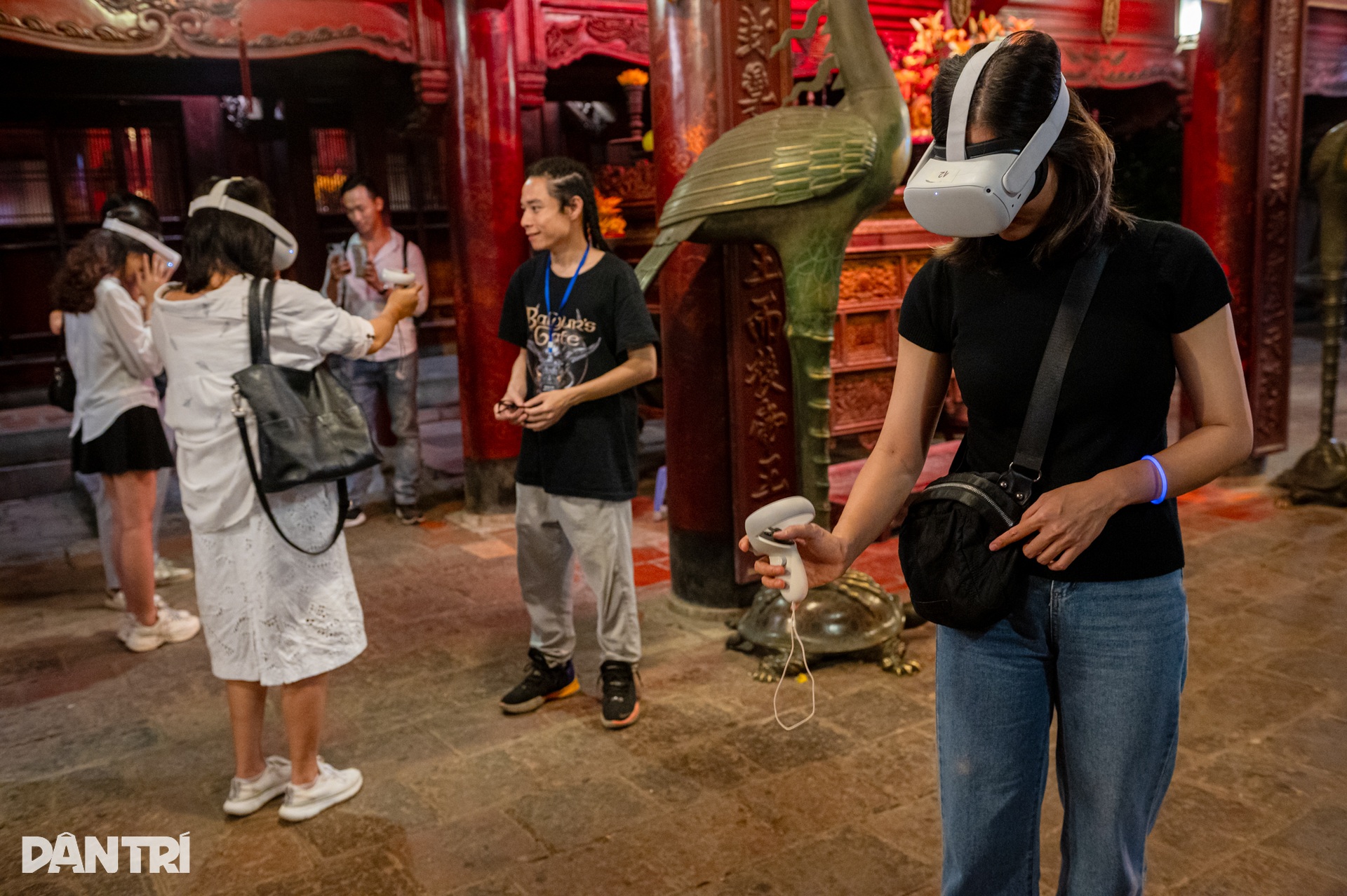 Người dân xếp hàng kín sân Văn Miếu xem trình chiếu 3D trong tour đêm - 8 Người dân xếp hàng kín sân Văn Miếu xem trình chiếu 3D trong tour đêm - 8