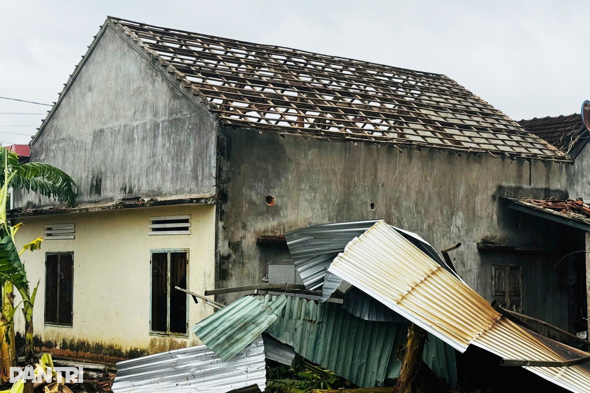 Cận cảnh hiện trường lốc xoáy tàn phá nhà dân - 2 Cận cảnh hiện trường lốc xoáy tàn phá nhà dân - 2