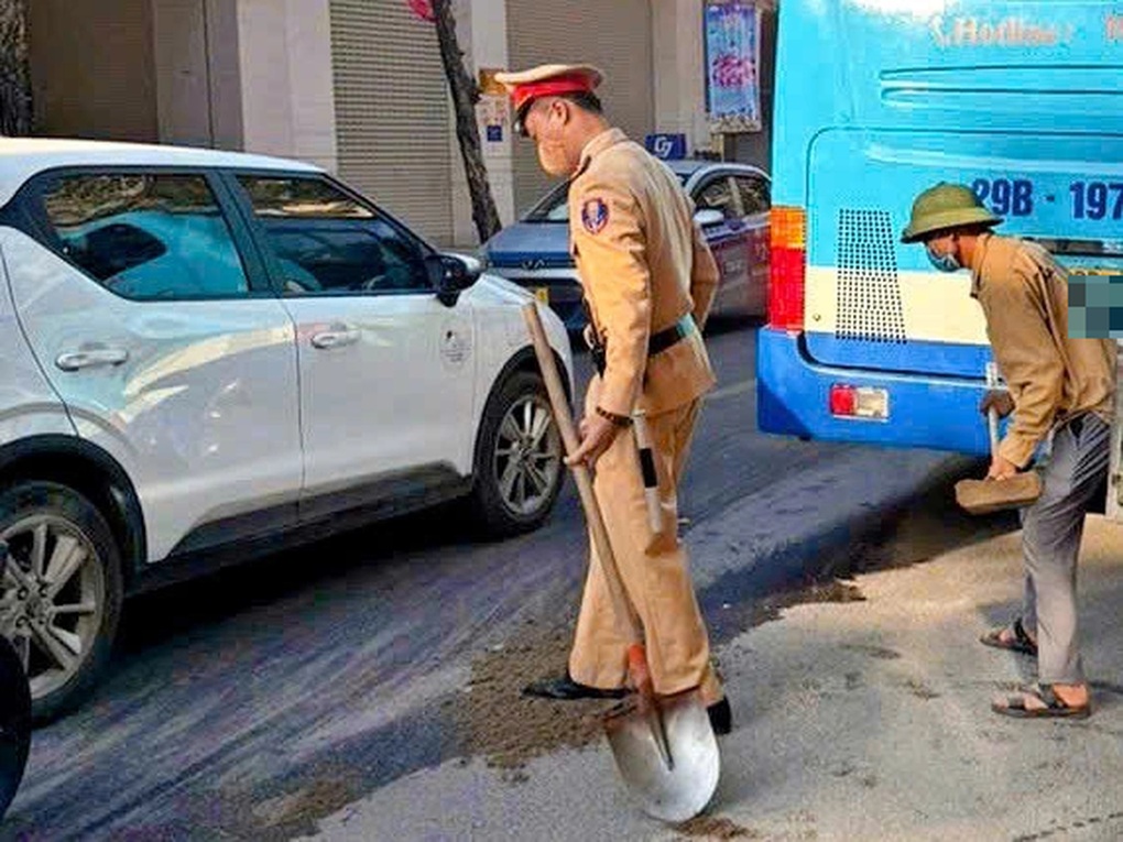 Dầu máy xe buýt loang dài gần 1km trên phố Hà Nội, nhiều người bị ngã - 3 Dầu máy xe buýt loang dài gần 1km trên phố Hà Nội, nhiều người bị ngã - 3