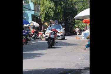 Khó hiểu người phụ nữ thản nhiên dựng xe máy giữa đường để... đi chợ