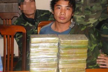 Bắt đối tượng vận chuyển 20 bánh heroin từ Lào vào Việt Nam