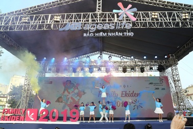 Các gia đình nô nức rủ nhau đi sở hữu tấm “hộ chiếu hạnh phúc” vào cuối tuần qua