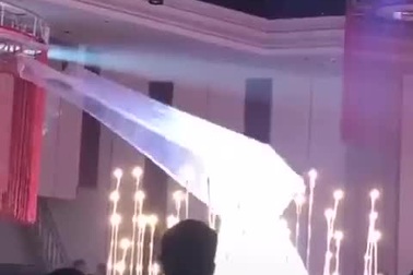 Sự cố bất ngờ khi thực hiện theo trào lưu “gây sốt” trong lễ cưới