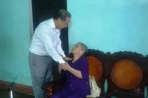 Chủ tịch tỉnh trích tiền lương tặng quà gia đình có công cách mạng