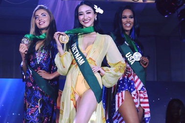 Hà Thu giành HCV phần thi trang phục biển tại Hoa hậu trái đất 2017