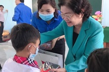 Quỹ học bổng Vừ A Dính hỗ trợ xây “trường đẹp cho em” ở Bình Định
