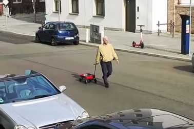 Thanh niên dùng 99 smartphone giả kẹt xe, đánh lừa Google Maps