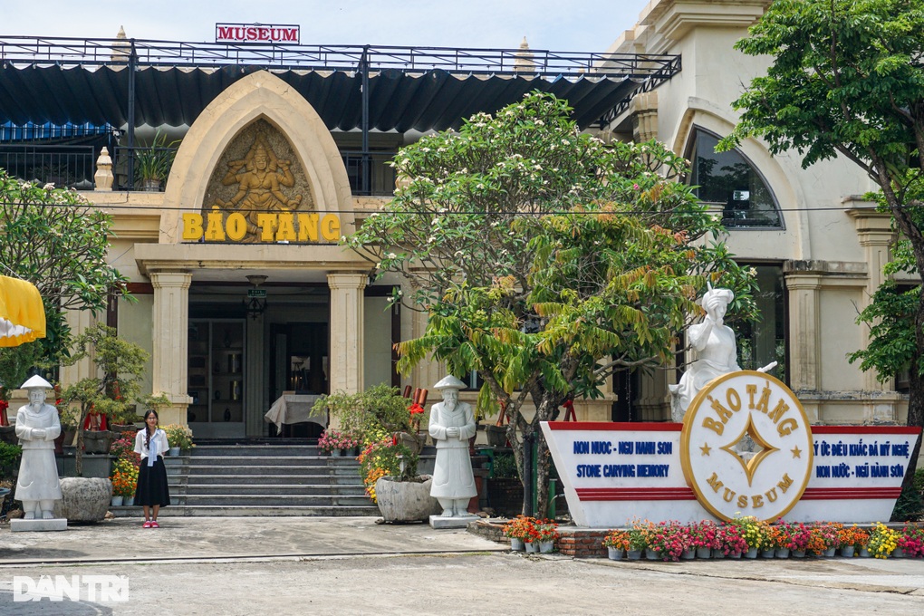 Chiêm ngưỡng di vật quốc gia tại bảo tàng ở làng đá Non Nước - 1 Chiêm ngưỡng di vật quốc gia tại bảo tàng ở làng đá Non Nước - 1