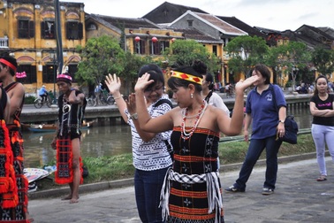 Du khách thích thú với điệu nhảy “Tung tung ya yá” cùng đồng bào Cơtu