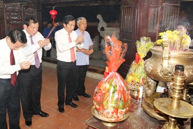 Thả hoa đăng tri ân các anh hùng, liệt sĩ trên sông Thạch Hãn