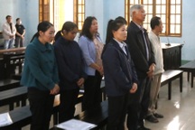 Hoãn phiên tòa xử cựu phó chủ tịch huyện cùng 6 thuộc cấp