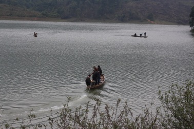 Chìm thuyền trên đập, mẹ chết, con nguy kịch