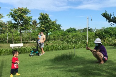 Khi bố mẹ yêu con qua... camera