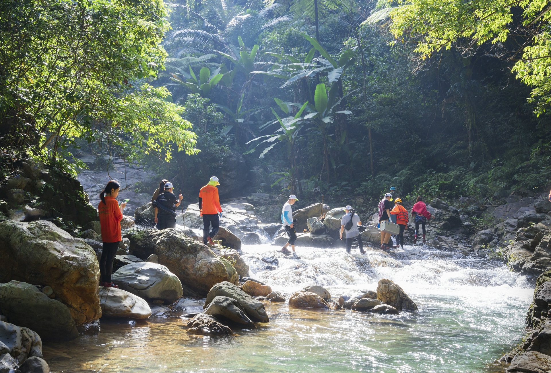 Journey to explore Cha Loi cave, adventurous waterfall rafting in western Truong Son - 3