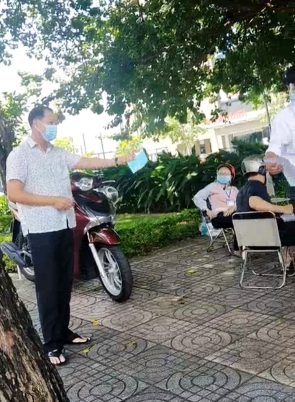 Người đàn ông xé biên bản tại chốt kiểm dịch, gửi lời nhắn chủ tịch phường - 1 Người đàn ông xé biên bản tại chốt kiểm dịch, gửi lời nhắn chủ tịch phường - 1