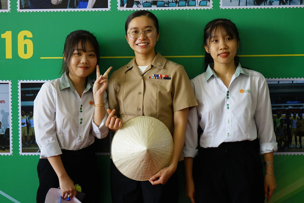 Thủy thủ tàu sân bay Mỹ giao lưu cùng sinh viên Đà Nẵng - 2 Thủy thủ tàu sân bay Mỹ giao lưu cùng sinh viên Đà Nẵng - 2