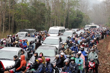 Ùn tắc kéo dài trong ngày khai hội Yên Tử 