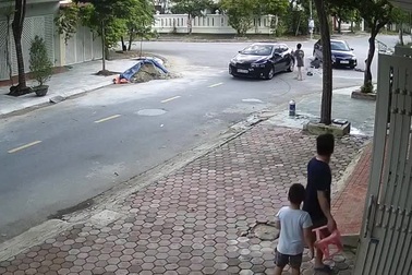 Hai ô tô lao vào nhau vì không giảm tốc độ khi qua ngã tư