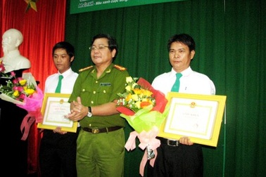 Khen thưởng quần chúng bắt người nước ngoài lừa đảo 